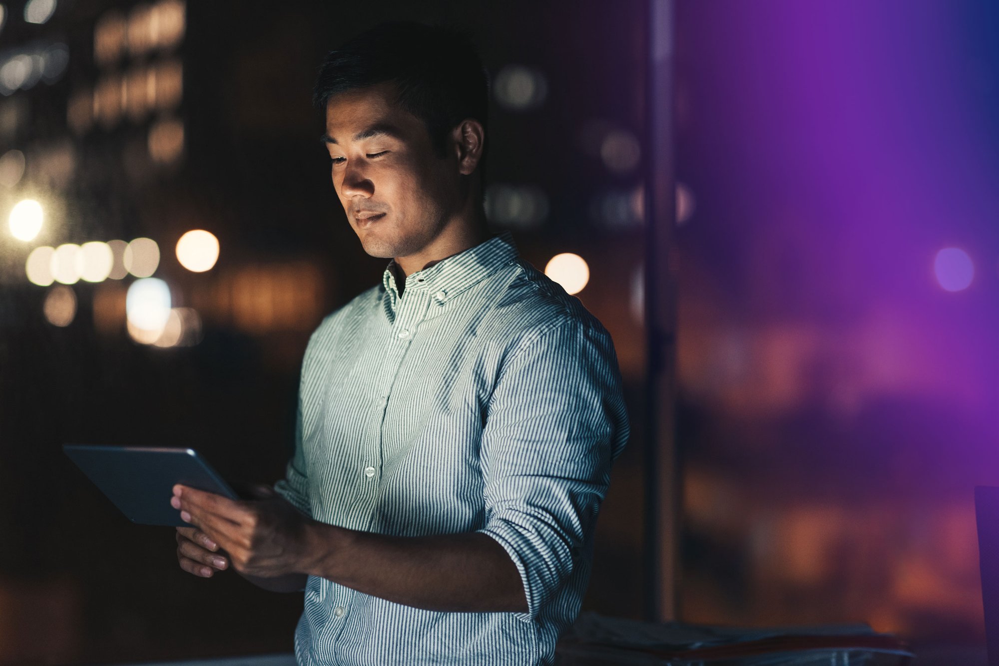 Man-looking-in-surfpad-at-night