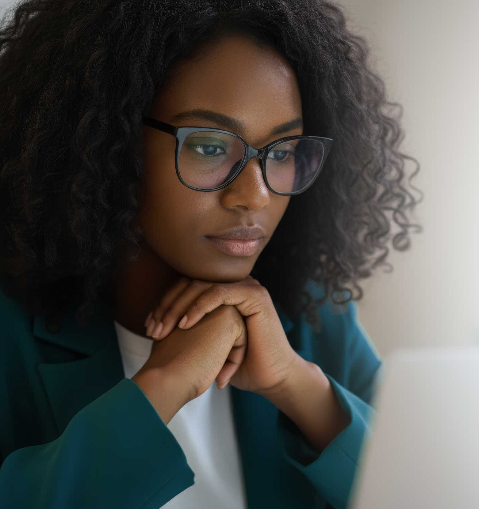 Woman-with-glasses-reading-on-screen2