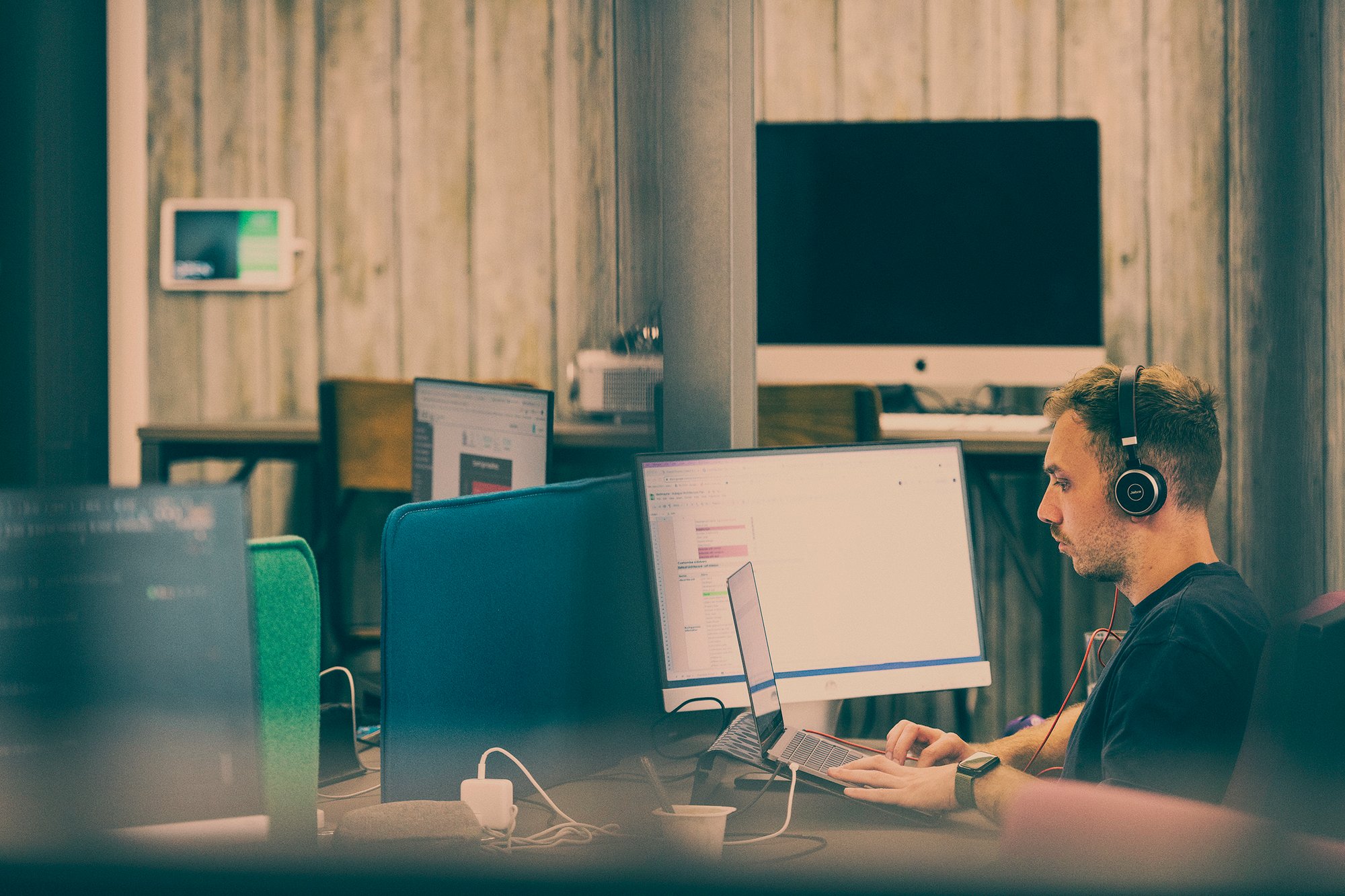 SL_AvidlyUK_OfficeShoot_152_SL_Avidly_Office_May23_SLV_1001_May23 copy 2 (1)