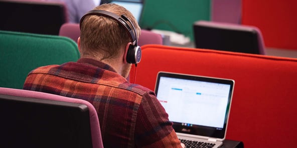 Chatbot vs live chat - 4 differences and how to pick the right one